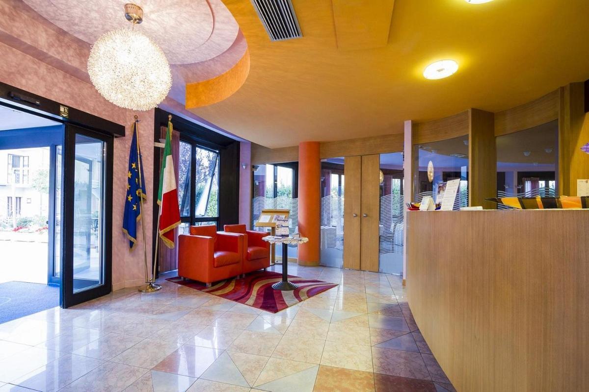Hotel Sirena - B&B Чезенатико Экстерьер фото